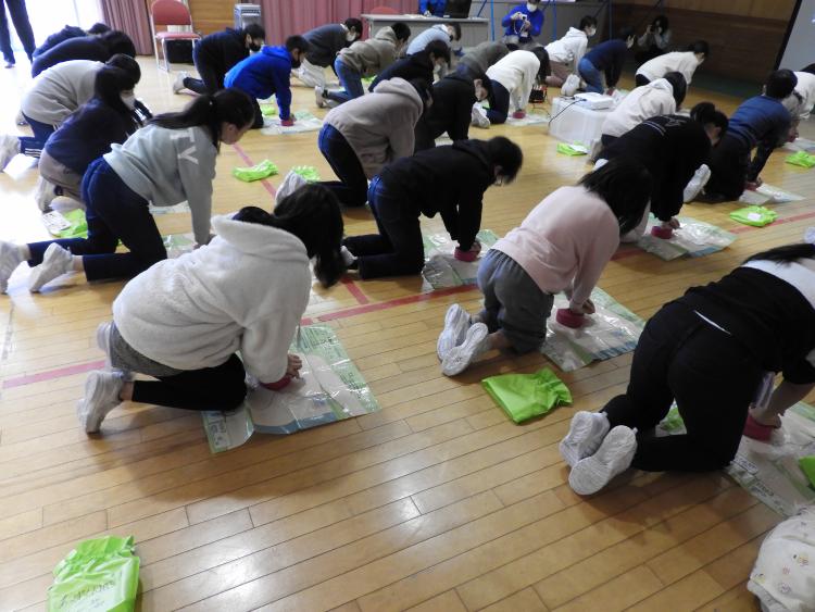 小学生の心臓マッサージ