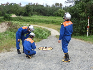 情報収集のためにドローンを組み立てている写真