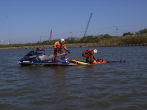 要救助者を救出している様子