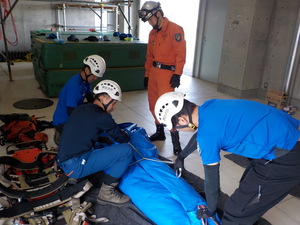 搬送資機材取扱訓練の様子
