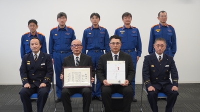 齊藤さん親子と消防長等ほかとの集合写真