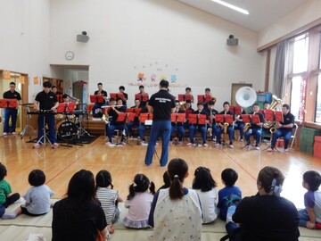 吹浦保育園演奏の様子