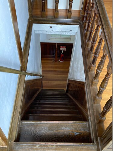 1階へ続く階段