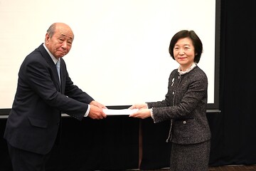 答申書提出の様子の写真