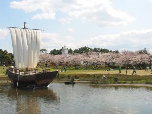 日和山公園の北前船と灯台