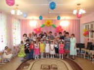 幼稚園「ソーセンカ」で集合写真