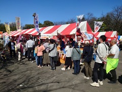 買い物客でにぎわうふるさと北区区民まつりの様子