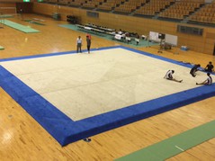 体操競技用床設置の画像