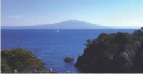 30　「日本海の不思議アイランド」飛島から見る日本海と鳥海山の眺望