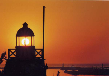 日和山灯台と夕日の画像