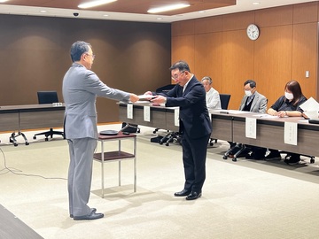 委員代表に委嘱状を手交する様子