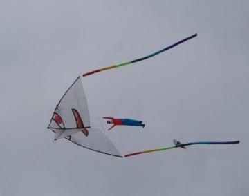 空を飛んでいる凧の写真