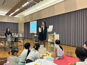 子どもたちに片づけのやり方を説明する写真