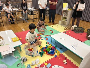 お片づけをするお子さんの写真