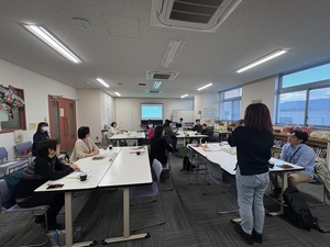 グループ内の意見を発表する写真