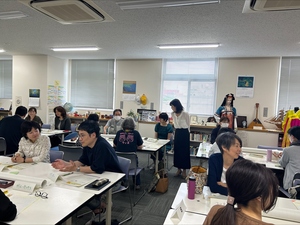 各テーブルを回って声をかける伊藤さんの写真