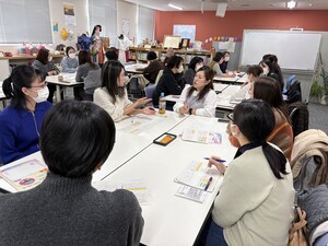 ワークで助言する講師の熊坂さんの写真