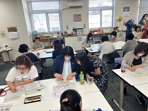 参加者にやさしく寄り添う伊藤さんの写真