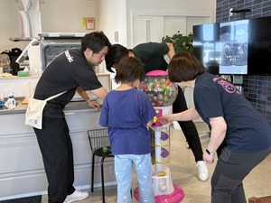 ガチャガチャを回すお子さん