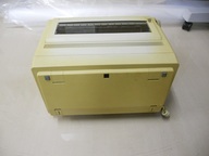 ブラウン管型ワープロの、蓋を閉じた画像