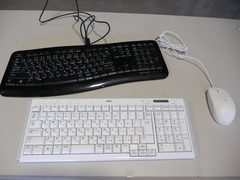 パソコンのキーボードとマウスの画像