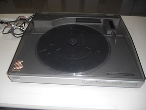 カバーを閉じた状態のレコードプレーヤーの画像