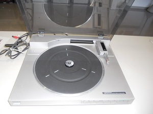 カバーを開けた状態のレコードプレーヤーの画像