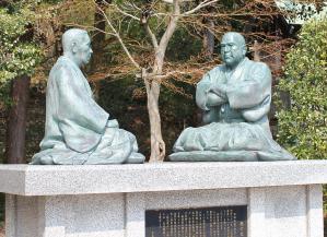 酒田市の南洲神社にある、西郷隆盛（南洲翁）と菅実秀（臥牛翁）の対話座像