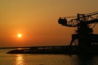 日本海に沈む赤い夕日