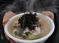 湯気を立てる寒鱈汁の画像