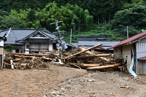 家屋に流入する土砂と流木