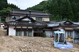 家屋の1階に土砂が流れ込んでいる様子