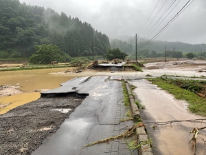 崩落する道路