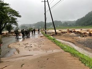 汚泥に覆われた道路