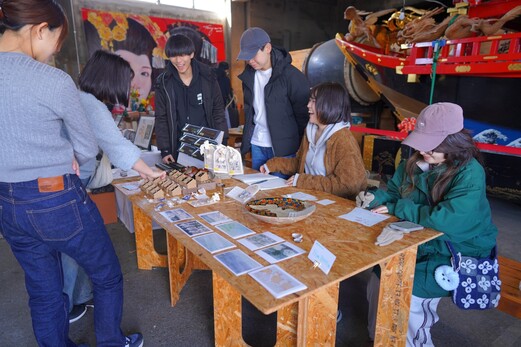 東北芸術工科大学の学生の方が、古物等に漆でデザインを加えたアップサイクル商品を販売