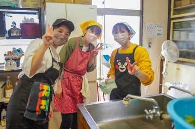 調理に携わる方々の集合写真