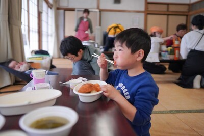 食事を食べる子ども