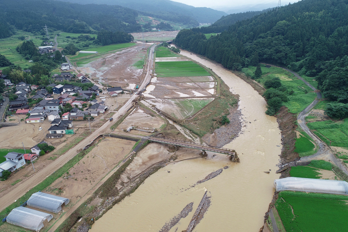 荒瀬川の氾濫により前山橋へ続く道路が消失しているドローンから撮影した写真