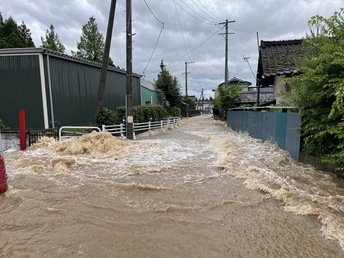 沢からの濁流が道路へ流入している写真（東平田）