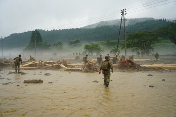 甚大な被害があった大沢地区での陸上自衛隊の捜索する様子の写真