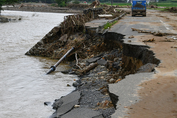 国道344号道路陥落、水道管欠損の写真