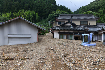 流出した土砂に埋まる家屋の写真（北青沢）