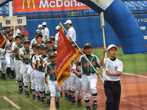 小学6年のとき高円宮賜杯第37回全日本学童軟式野球大会に出場（写真右から2番目）