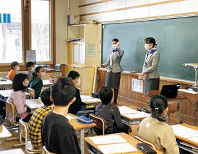 小学校での出前授業の写真