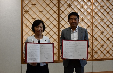 締結式の様子　左：矢口明子酒田市長　右：株式会社荘内銀行 佐藤敬代表取締役頭取