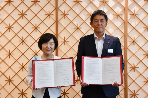 締結式の様子　左：矢口明子酒田市長　右：三井住友海上火災保険株式会社　明石昌樹山形支店長