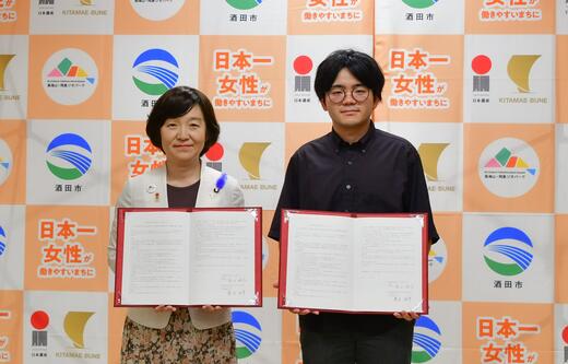 締結式の様子　左：矢口明子酒田市長　右：株式会社Liquitous　栗本拓幸代表取締役CEO
