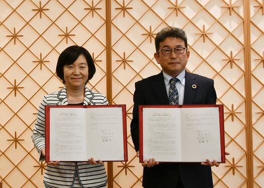 締結式の様子　左：矢口明子酒田市長　右：東北エプソン株式会社 齋藤学代表取締役