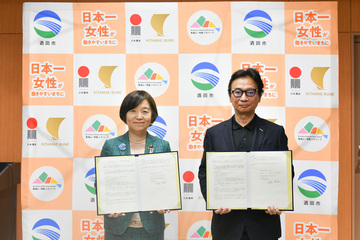 締結式の様子　左：矢口明子酒田市長　右：株式会社ピーエイ代表取締役会長兼社長加藤氏