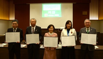 締結式の様子　左から：生活クラブ連合会、JA庄内みどり、酒田市、遊佐町、生活クラブ庄内